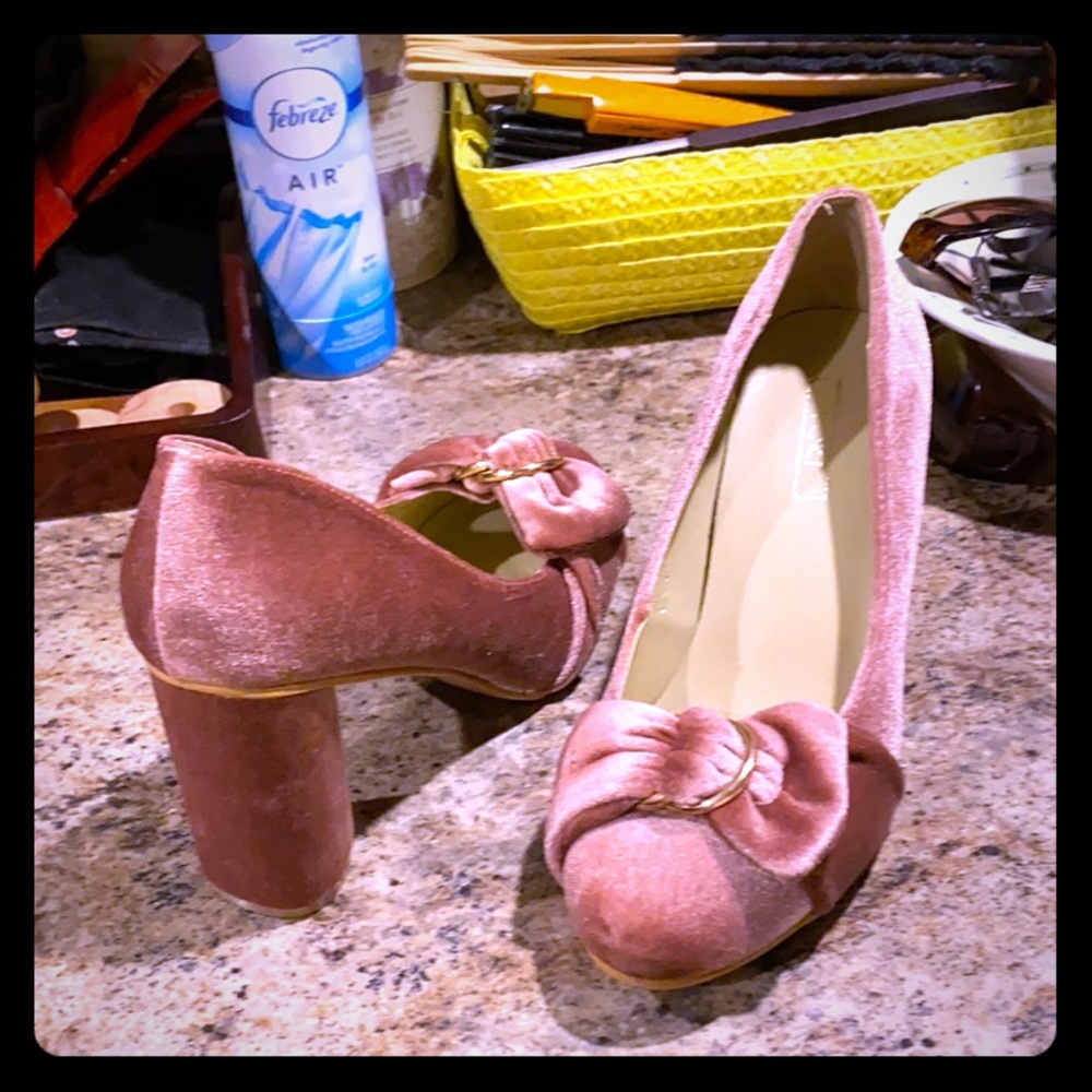 Blush bow-accent pump